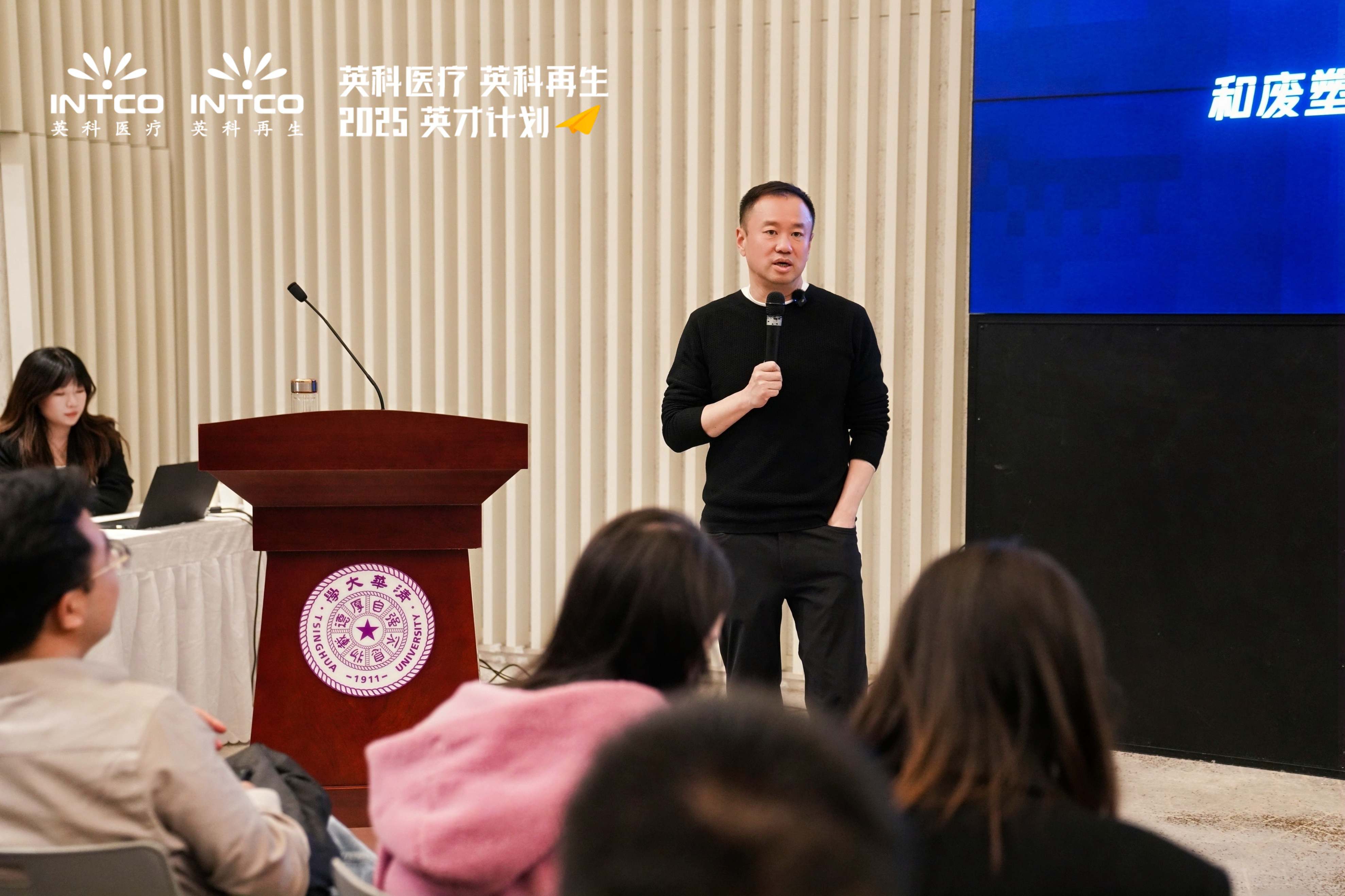 UED在线董事长刘方毅向在场学子分享了自己的创业历程